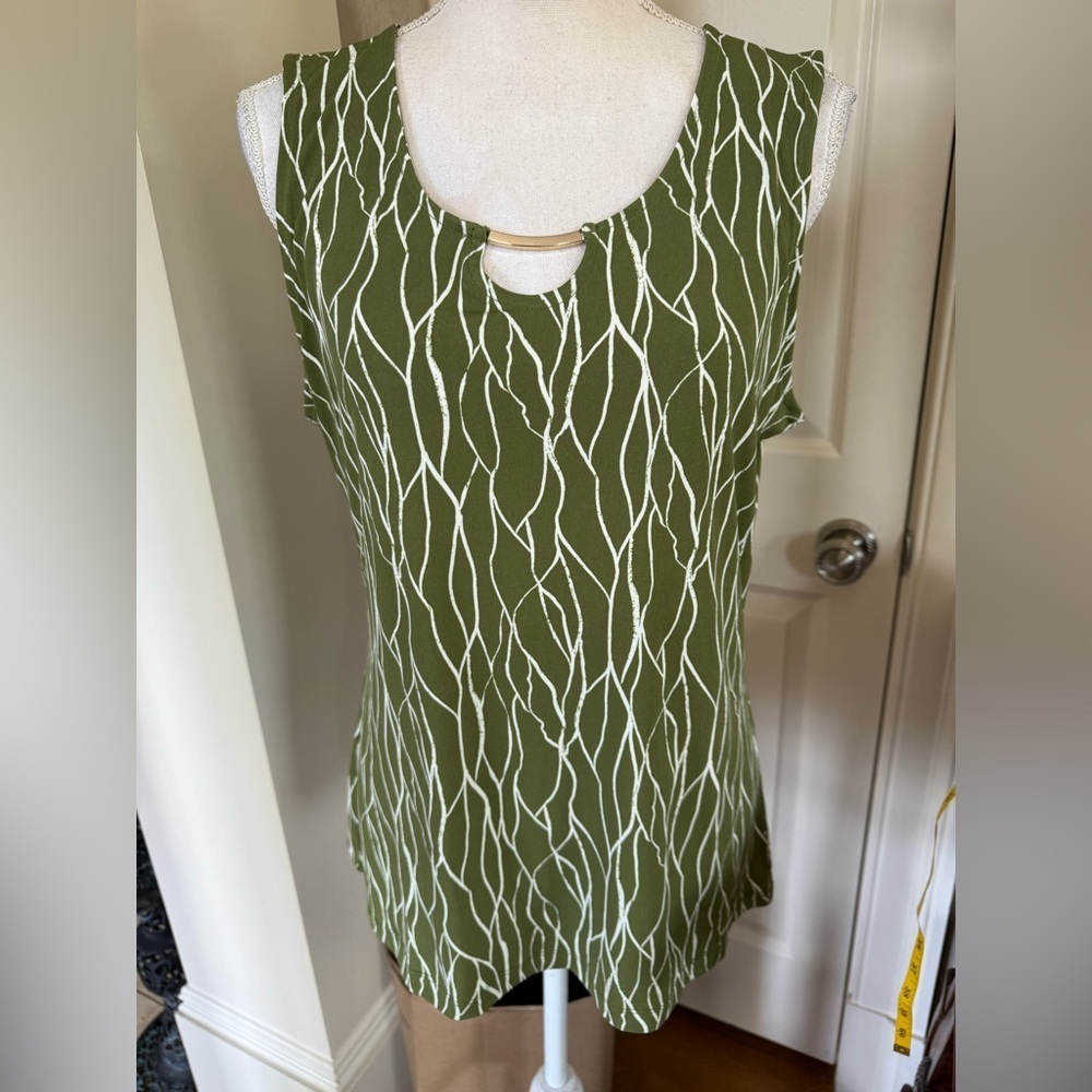 TAHARI olive green and white sleeveless tank top with gold accessory NWT. Large - Picture 11 of 12